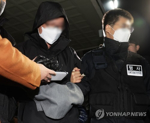 아내와 두 아들을 살해한 혐의로 긴급 체포된 A씨가 26일 오후 경기도 광명경찰서에서 유치장으로 압송되고 있다. A씨는 전날 오후 8시를 전후해 광명시 소하동 아파트에서 40대 아내 B씨와 10대 자녀인 중학생 C군과 초등학생 D군을 흉기로 여러 차례 찔러 살해한 혐의를 받고 있다.   연합뉴스